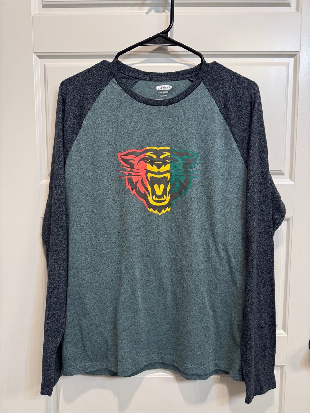 Old Navy Men's Raglan Long-Sleeve Shirt - Heather Teal with Multicolor Tiger